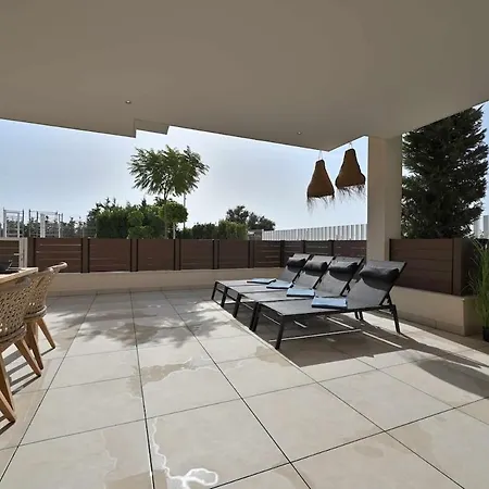 Apartment Modern 3 Bedroom Apartment, Close To