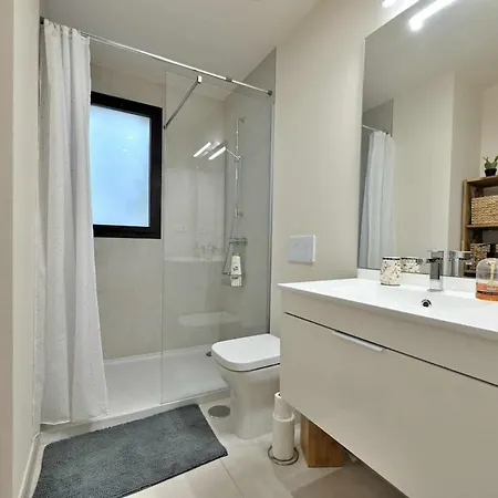 Apartment Modern 3 Bedroom Apartment, Close To *