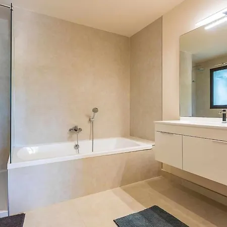 Modern 3 Bedroom Apartment, Close To * 라칼라데미야스