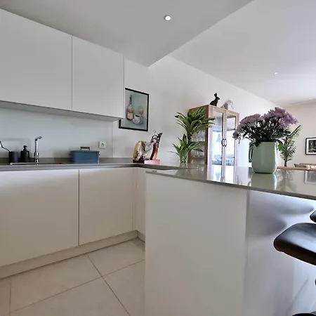 아파트 Modern 3 Bedroom Apartment, Close To