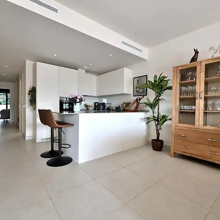 Modern 3 Bedroom Apartment, Close To 아파트